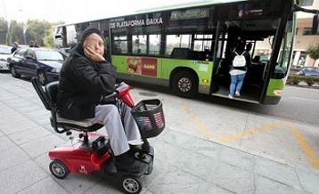 Las personas con sillas motorizadas ya pueden subir en los autobuses de la Comunidad de Madrid 
